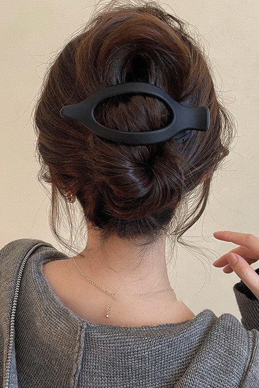 The Denise Oval Lay Flat Hair Claw Clip